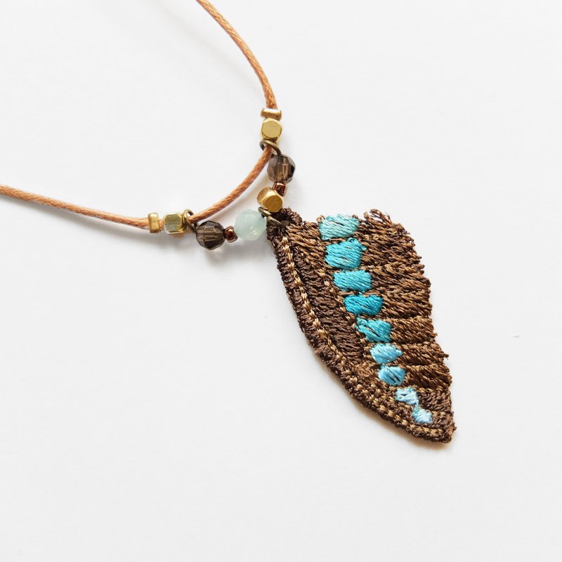 刺绣 蝴蝶 天然石蝶羽项链 / 青带凤蝶 common bluebottle - 项链 - 绣线 咖啡色