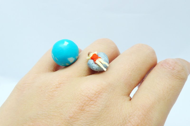 [LineWorkLab]寂寞星球 - 海滩星人戒指 夏天的尾巴 红色泳装女人 Lonely Planet Ring-Beach Lady in Red Swimsuit Sunbath - 戒指 - 粘土 红色