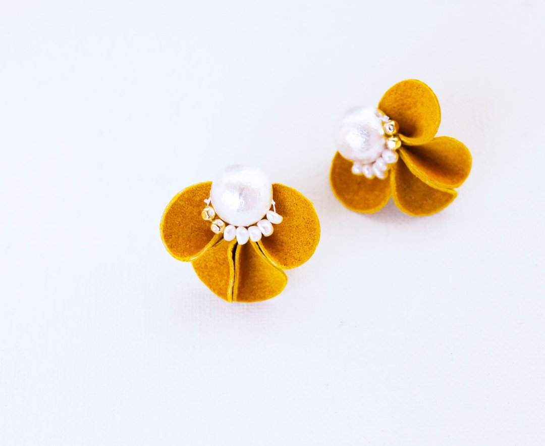 Flower Clip-On fiore mustard - 耳环/耳夹 - 真皮 黄色