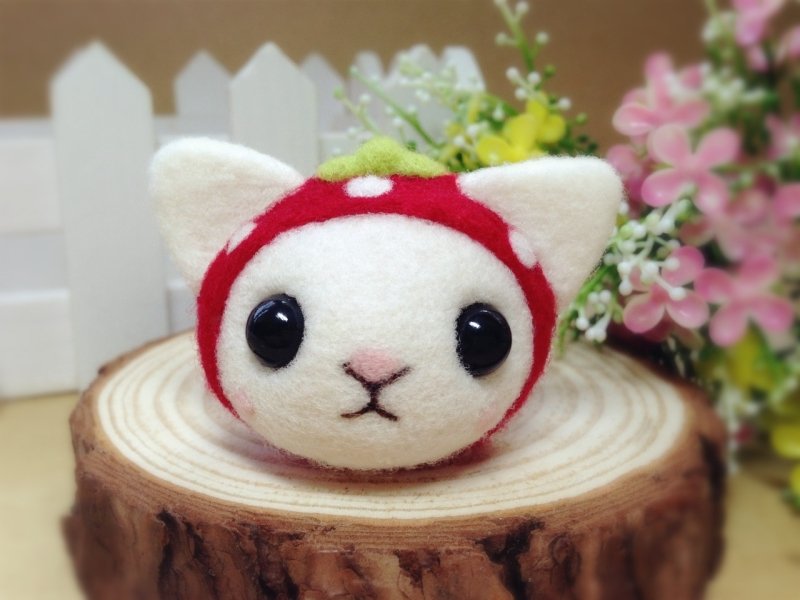 【奶油毛毛】羊毛毡可爱梦幻草莓帽小猫咪 白猫 手机吊饰 耳机塞 防尘塞 钥匙圈 生日礼物 - 手机座/防尘塞 - 羊毛 红色