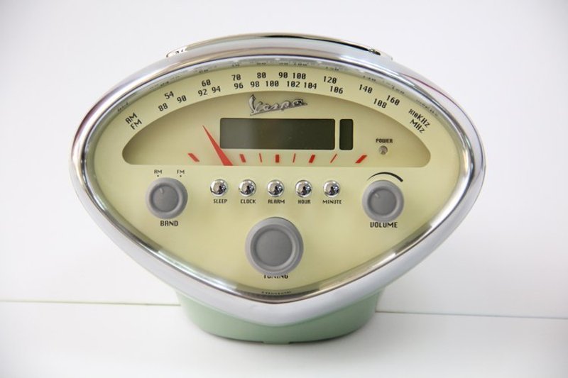 Vespa 速克达造型收音机闹钟 - 时钟/闹钟 - 塑料 绿色