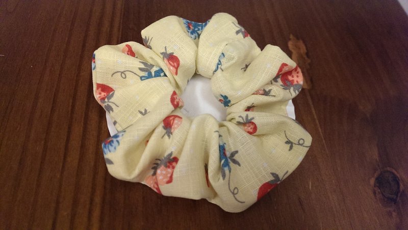 手工咻咻 大肠发圈 －甜蜜草莓 - 发饰 - 其他材质 多色