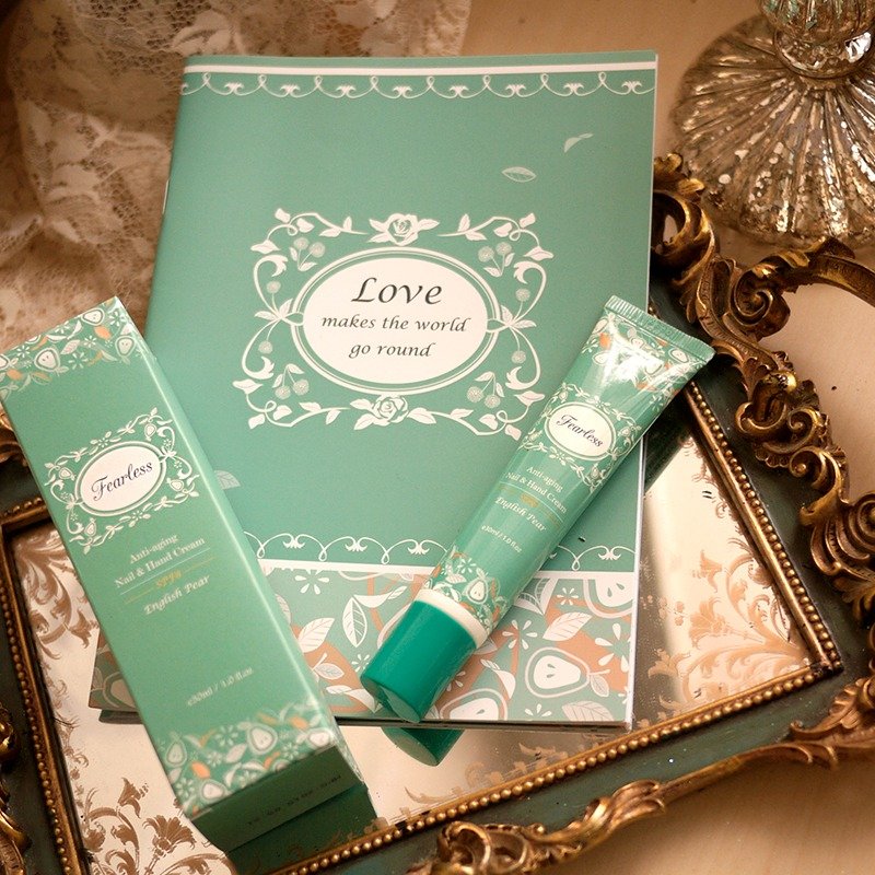 即期良品< 150元 交换礼物 新年礼物 > 心意礼物包＿英国梨防晒抗老护手霜+四季花样笔记本 免费包装袋 - 防晒 - 纸 绿色