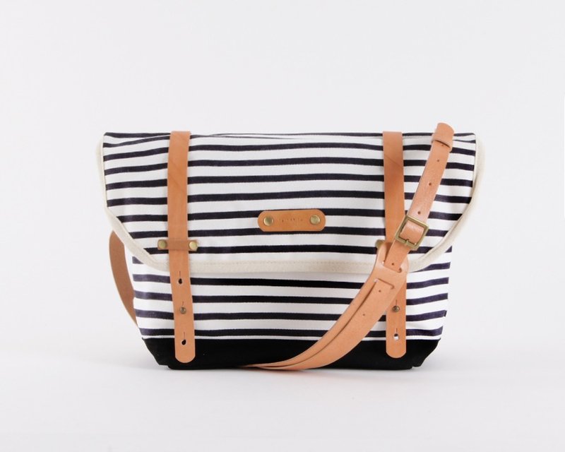 Toy bag: messenger bag with leather strap from TATHATA. - 侧背包/斜挎包 - 其他材质 黑色