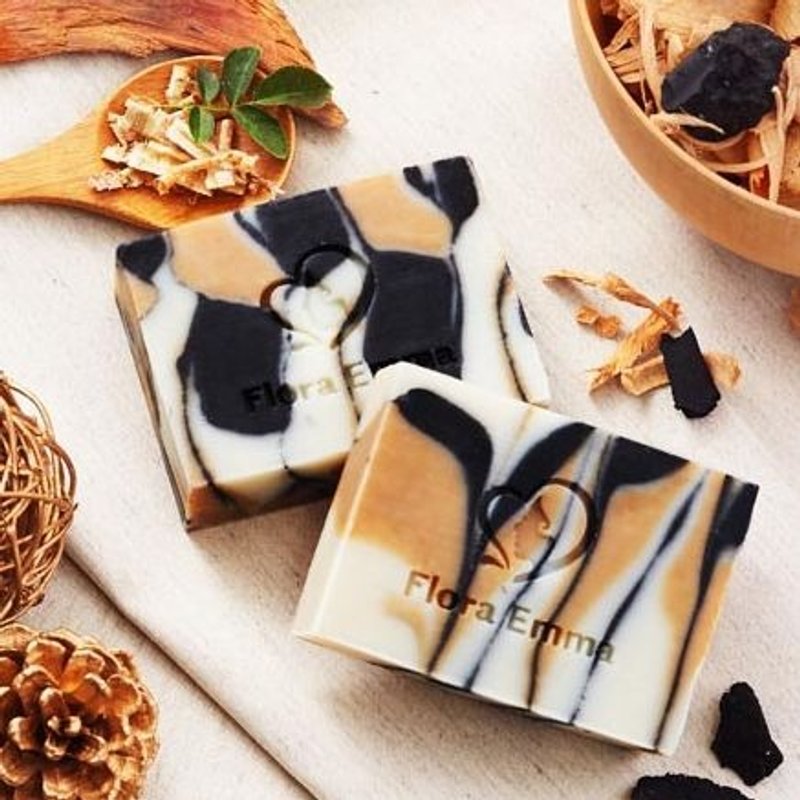 Emma 手工皂专家-活性碳桧木洁净皂 - 肥皂/手工皂 - 植物．花 黑色