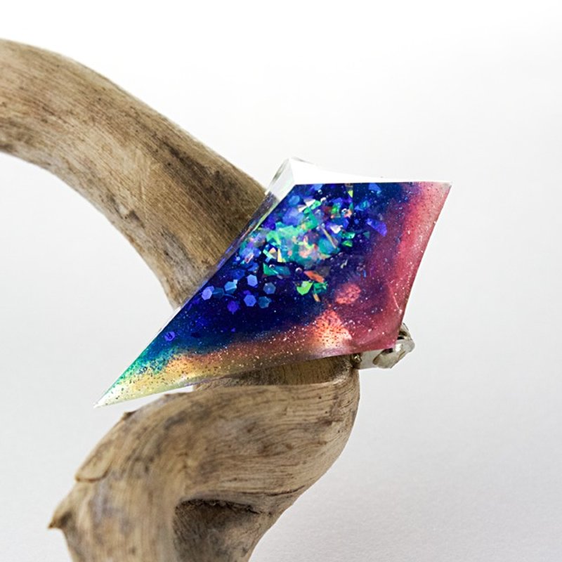 Acute angle pyramid brooch (firefly) - 耳环/耳夹 - 其他材质 多色