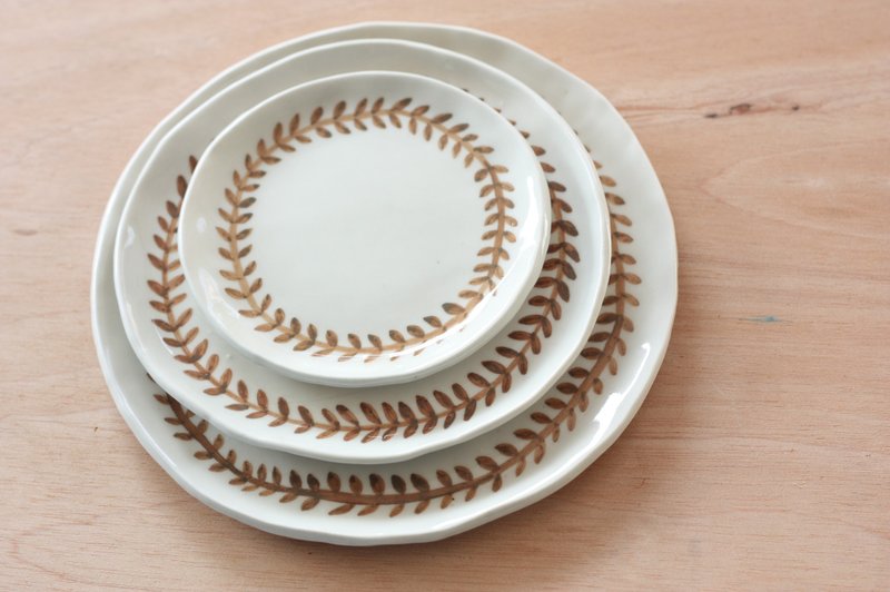 简单系列-秋日感裙摆桂冠(小) - 浅碟/小碟子 - 其他材质 咖啡色