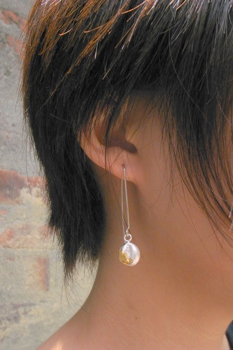 珍珠豆 纯银耳坠  设计师手工制品 古法熔银技术 金箔 - 耳环/耳夹 - 纯银 金色