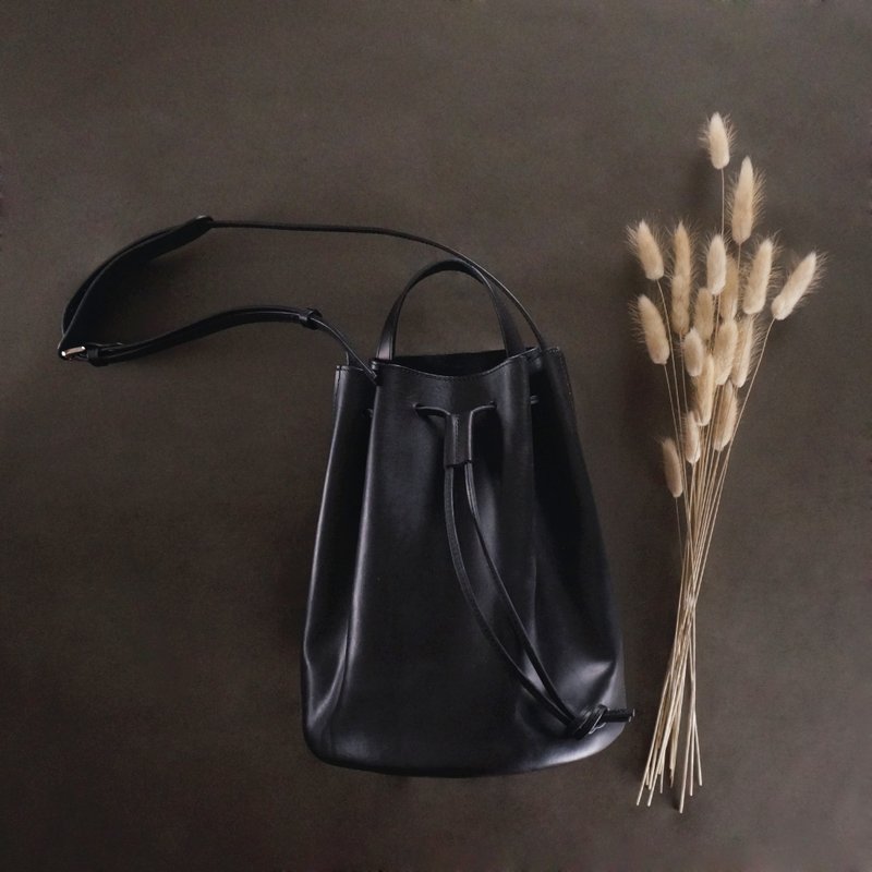 Bert伯特．側背束口包．水桶包 ．黑色．植鞣革 / 皮革 / RRENAE Leatherware - 侧背包/斜挎包 - 真皮 黑色