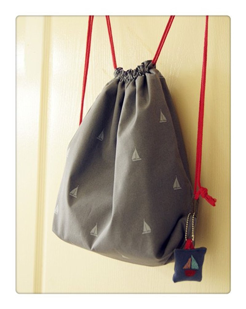 帆船束口后背包附刺绣帆船小吊饰{内里花色随机}(手工限量) - 侧背包/斜挎包 - 其他材质 灰色