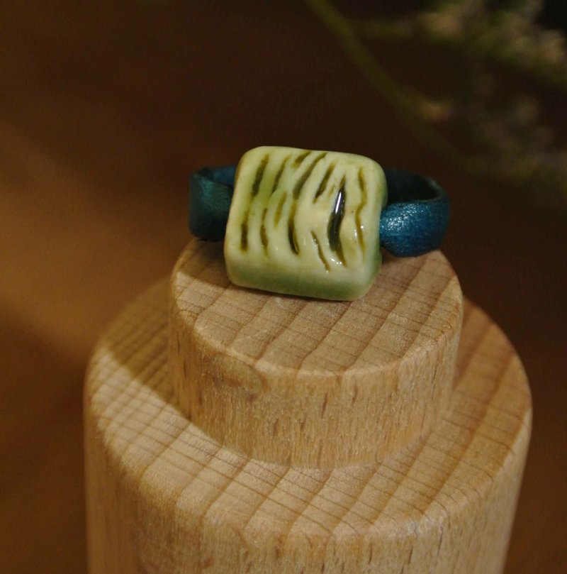 【 T - C 】戒指 皮革 牛皮 日本白瓷 瓷器  限量 自然釉色 无限看不腻色调 摄氏1350高温烧制 - 戒指 - 瓷 