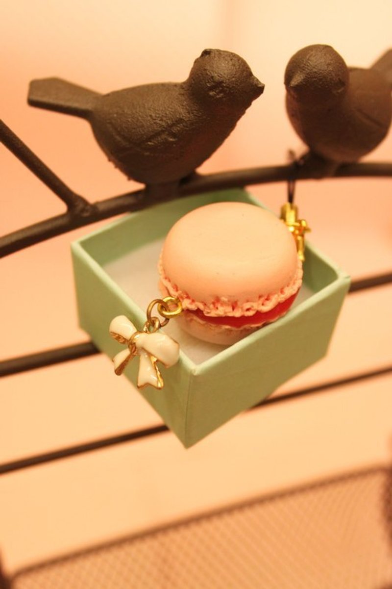 DOUBLE SWEET - 情人节 可爱 手工 草莓粉红 甜蜜幸福蝴蝶结马卡龙吊饰 可订制马卡龙颜色 七夕 送礼 自用 疗愈小物 - 吊饰 - 其他材质 粉红色