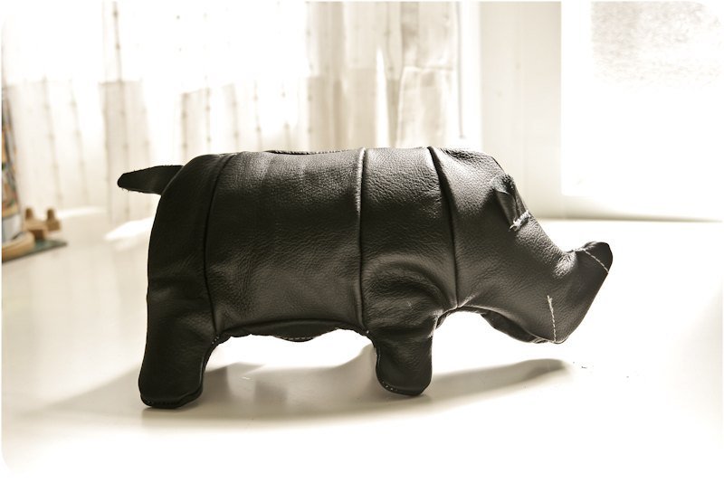 +zoom-  沙发牛皮制 犀牛造型笔袋(置物袋) - 黑 - 铅笔盒/笔袋 - 真皮 黑色
