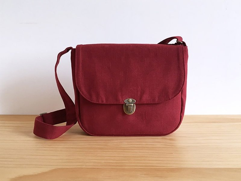 手工暗红色绵帆布小型斜背书包 - 侧背包/斜挎包 - 棉．麻 红色