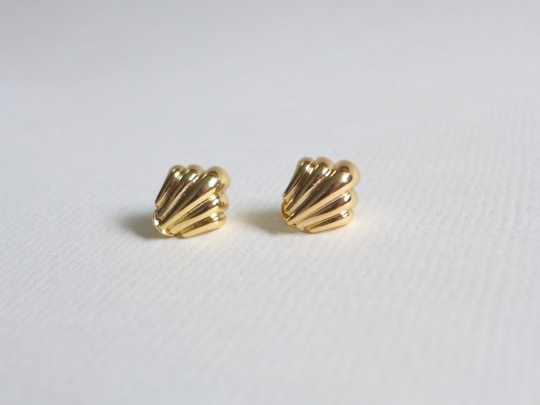 【Studio 5629】Vintage 西洋古董饰品 线条贝壳-金 夹式耳环 - 耳环/耳夹 - 其他材质 金色