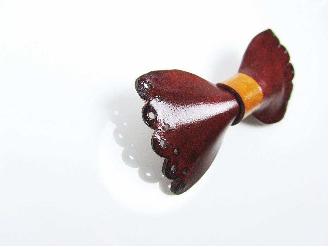 手工造型皮革蕾丝 蝴蝶结 发夹 浏海夹 领结 - 红茶色 - 发饰 - 真皮 红色
