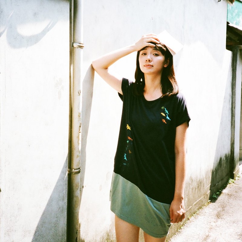 恐龙橡皮擦 口袋洋装 / 深蓝 - 洋装/连衣裙 - 棉．麻 蓝色