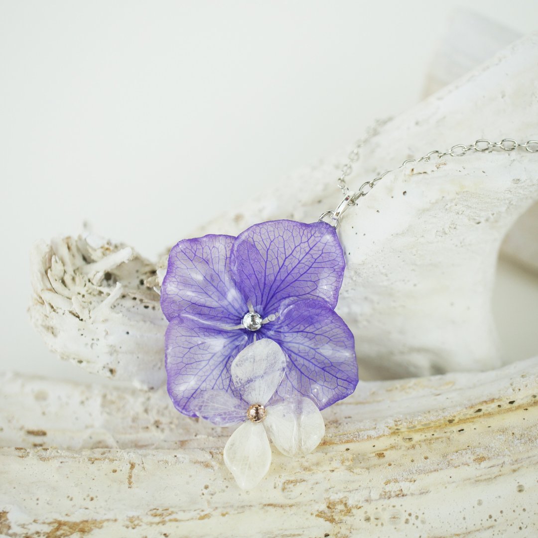 花园狂想曲 – 紫色及白色绣球花花材缀 Swarovski 水晶颈链 - 项链 - 宝石 紫色