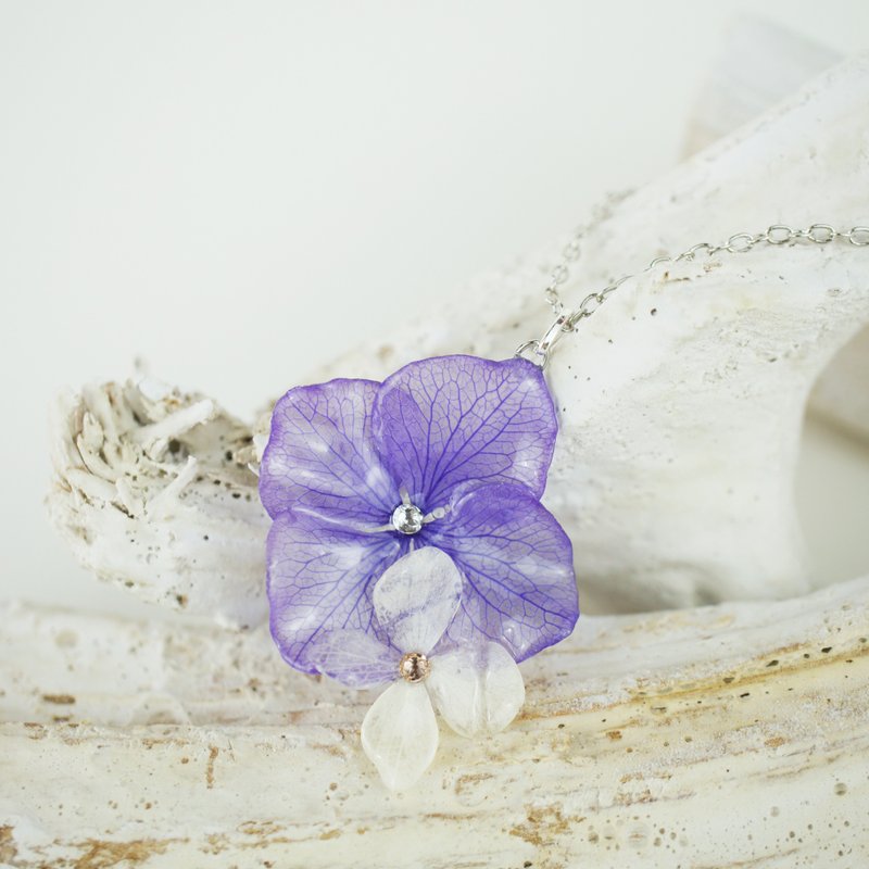 花园狂想曲 – 紫色及白色绣球花花材缀 Swarovski 水晶颈链 - 项链 - 宝石 紫色