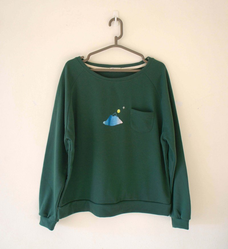 大树绿色小口袋圆领厚棉长袖 一颗彩色星球、水桶、工具、认真的工人 / 一只骄傲的猪米格鲁 / 一座小山 - 女装 T 恤 - 棉．麻 绿色
