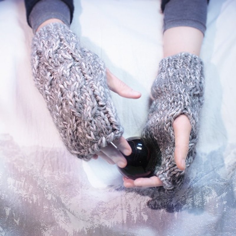 古董线针织半指手套 - 雪狐 纯手工针织 中长版麻花纹层次灰 - 手套 - 其他材质 灰色