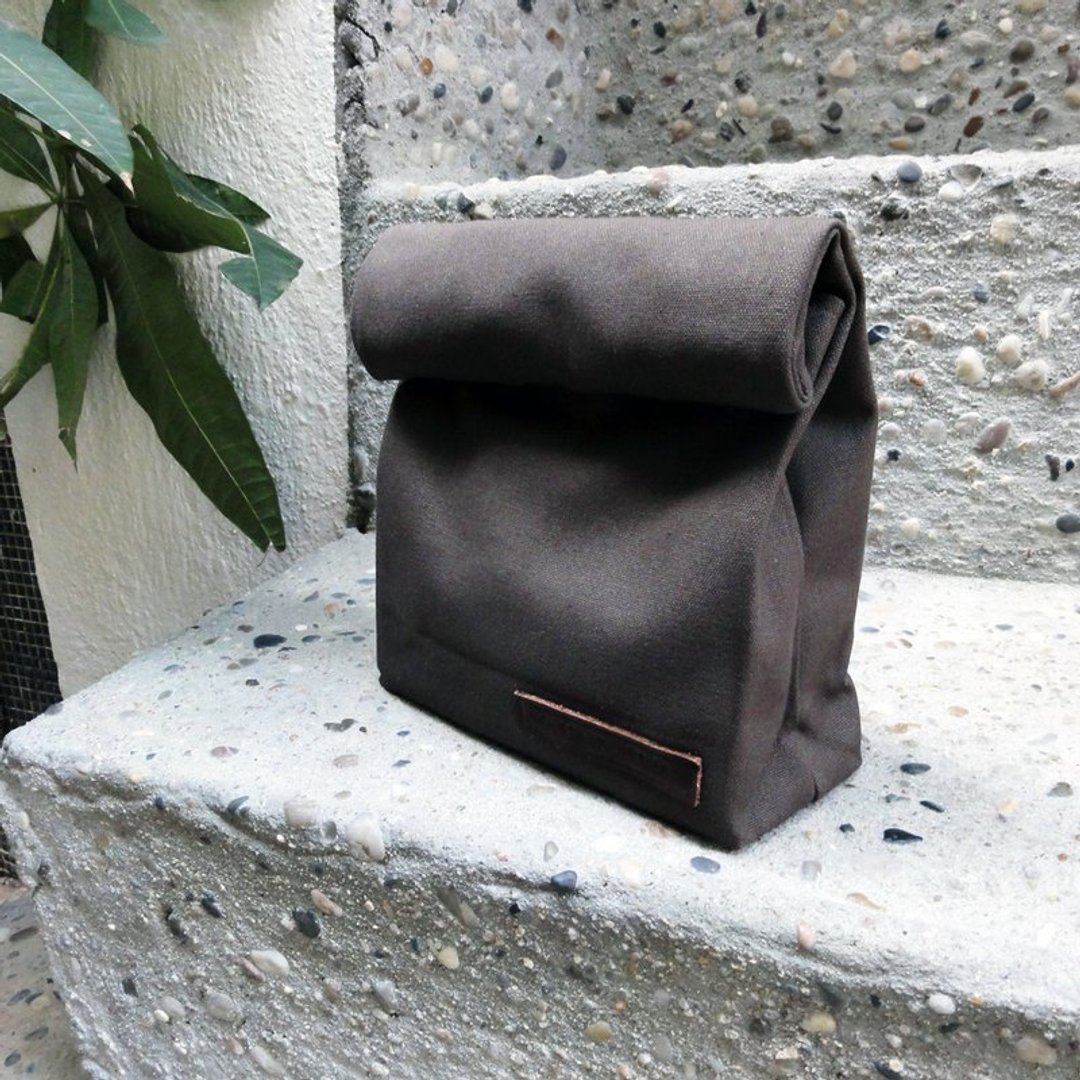 深咖啡色帆布手拿包 Paper Clutch - Lunch Bag Inspired Canvas Clutch - 其他 - 其他材质 咖啡色
