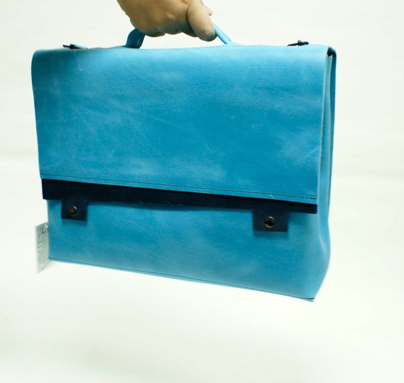 SAC CARTABLE (水蓝色) - 侧背包/斜挎包 - 真皮 蓝色