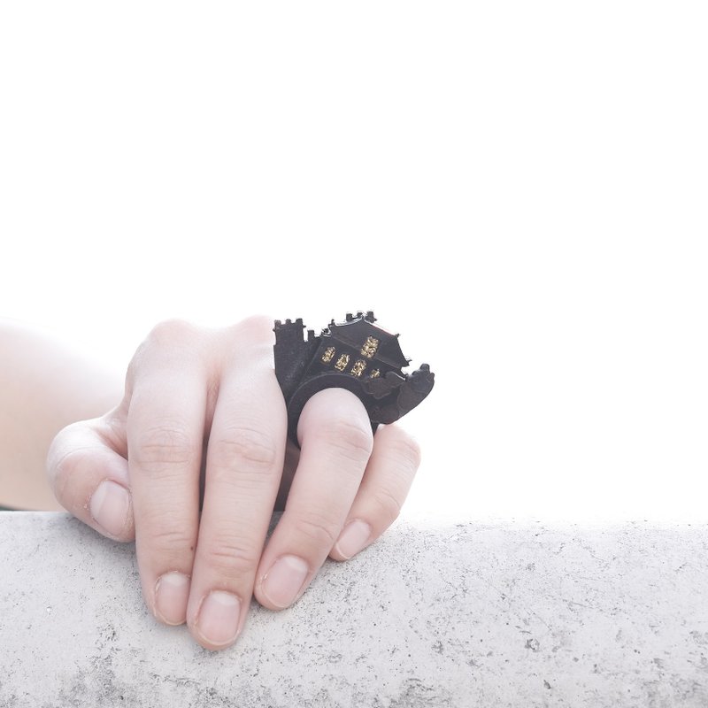 SUE BI DO WA - 手工制作皮革并合手织戒指-Beijing 100% handmade leather mix with yarn Ring(Beijing) - 戒指 - 真皮 黑色