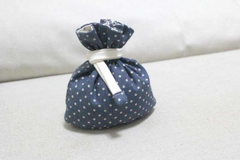 有袋底的迷你束口袋-蓝色白点点 - 化妆包/杂物包 - 其他材质 咖啡色