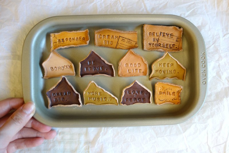 爱的鼓励勇气小饼干 / 手感皮革别针 客订 手工真皮 友情徽章 - 徽章/别针 - 真皮 