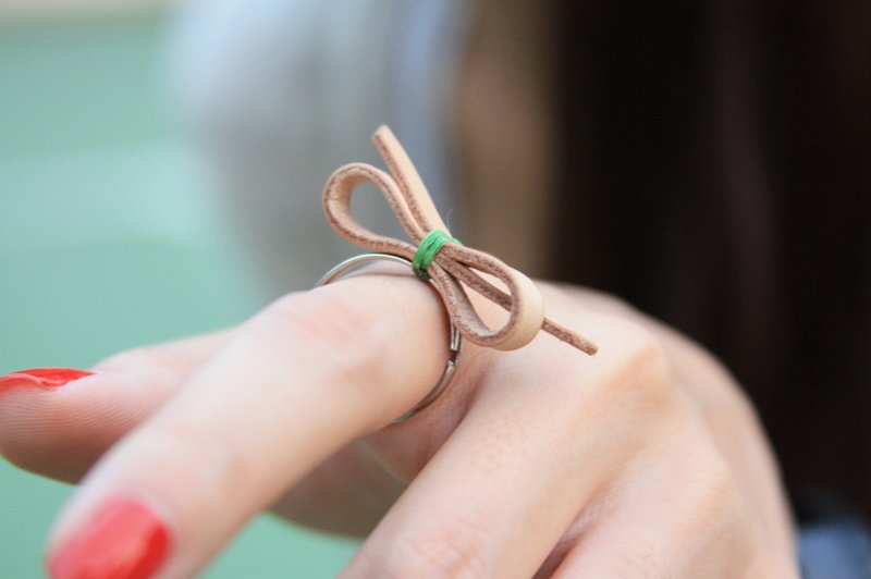 cottontail // 手工皮革蝴蝶结戒指 - 戒指 - 真皮 白色