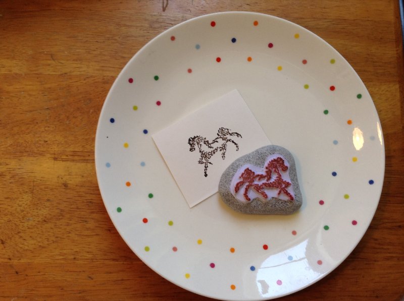 被石化的手作印章。轻踏向前的马。手感雕刻橡皮章 - 印章/印台 - 其他材质 灰色