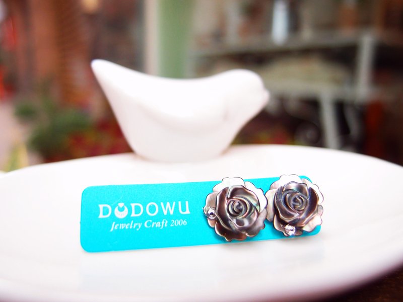 《DODOWU手作轻珠宝》【典雅玫瑰贝雕耳环】12mm不锈钢耳针抗过敏 - 耳环/耳夹 - 其他材质 咖啡色