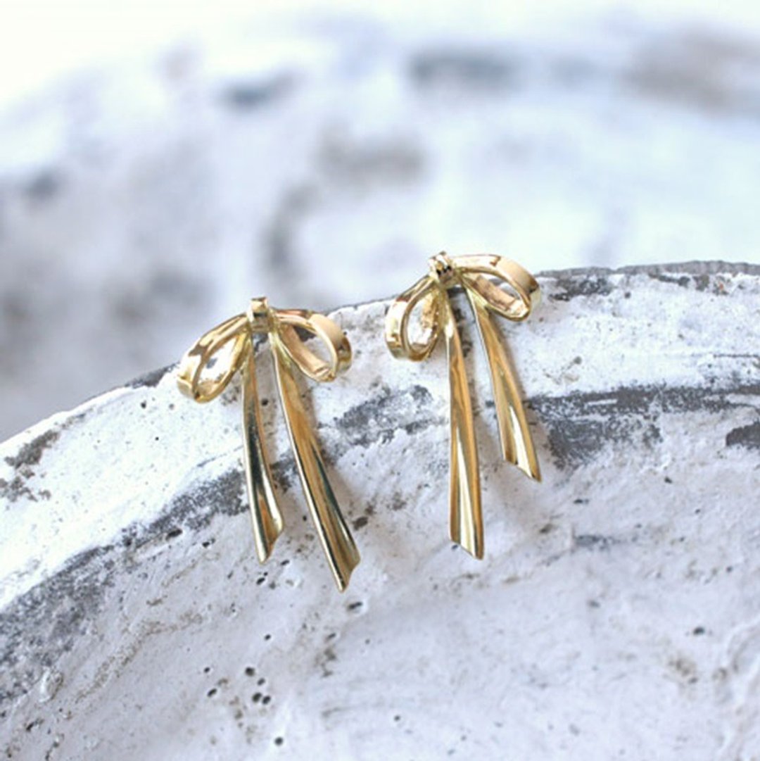 Ribbon earrings (K18YG) - 耳环/耳夹 - 其他金属 金色