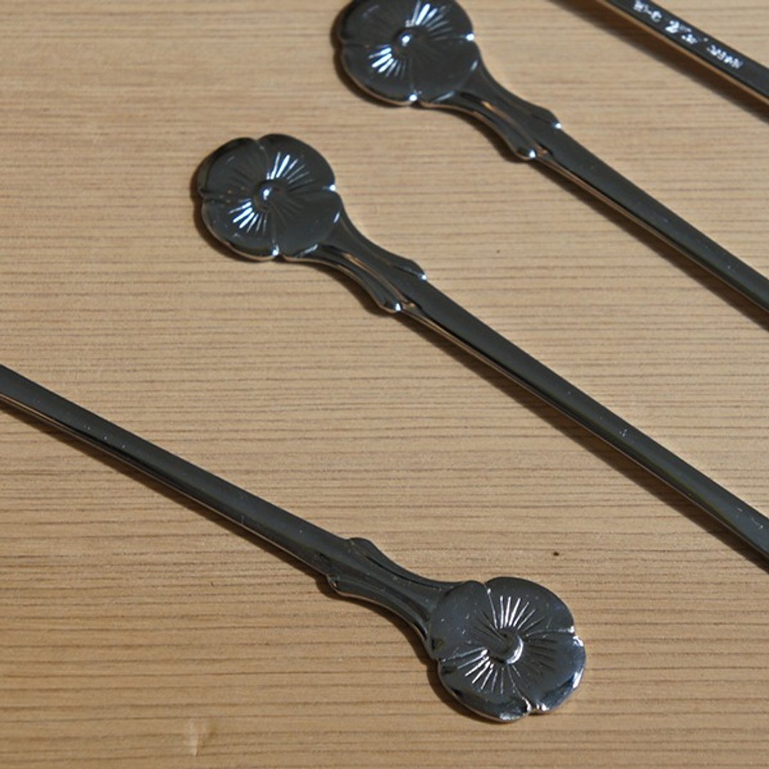 好日子} 菊纹水果叉2入_日本不锈钢 - 餐刀/叉/匙组合 - 其他金属 灰色