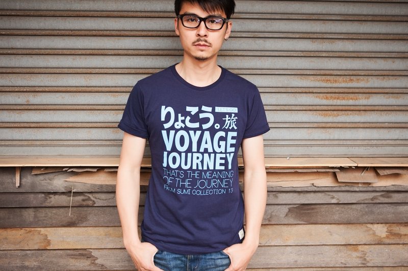 SU:MI said 旅行语言男款T_3SM011_深蓝/丝带蓝 - 男装上衣/T 恤 - 棉．麻 蓝色