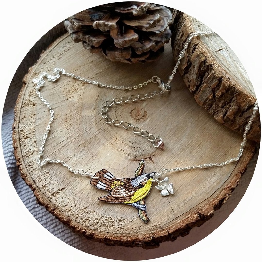 bird embroidery  necklace  with silver-plated chain 画眉鸟项链 - 项链 - 其他材质 黄色