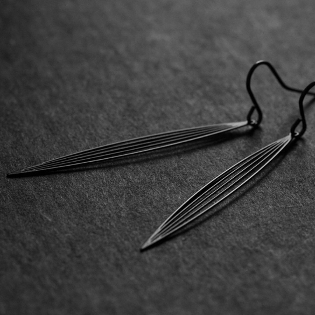 黑淡竹耳环 Black Sasagrass Earrings - 耳环/耳夹 - 其他金属 