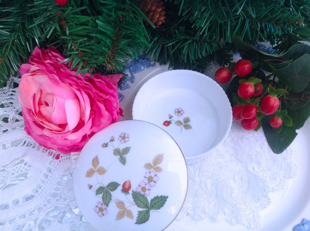♥安妮疯古物♥英国骨瓷皇家御用wedgwood Wild Strawberry 野草莓圆形珠宝盒 圣诞节送礼 - 浅碟/小碟子 - 瓷 多色