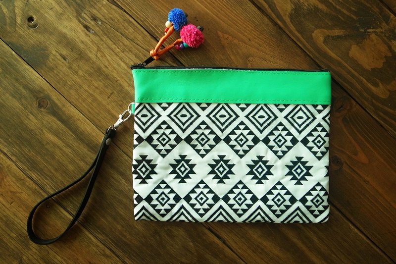 【乐拍子】公平贸易_泰北刺绣 皮革拼接 手拿包 化妆包 / 万用袋 （黑白） - 手拿包 - 棉．麻 白色