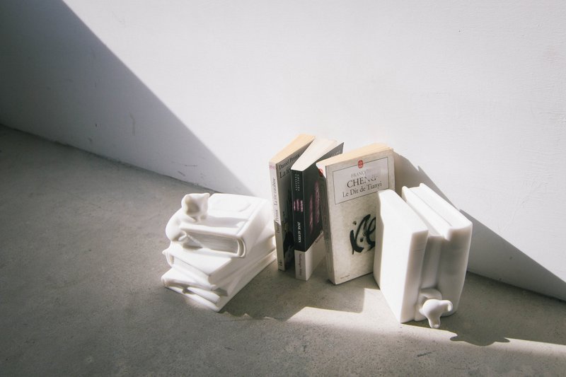 《2015金点设计奖》品格 与 勇气 - 猫抓老鼠造型立体石雕书挡_ WDC世界设计之都台北国际设计大展参展作品 - 其他 - 石头 白色