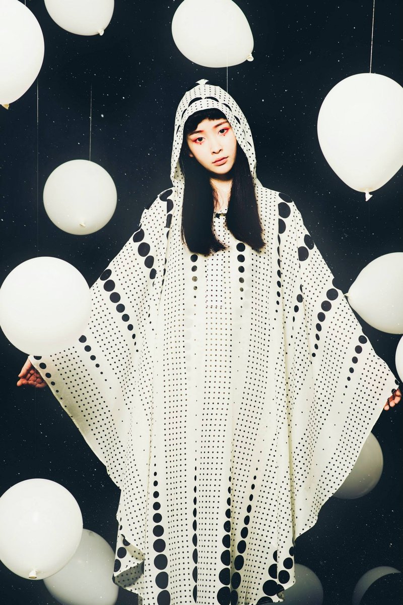 JUBY CHIU / 献给草间弥生・・。遮阳的斗篷洋装 - 洋装/连衣裙 - 棉．麻 