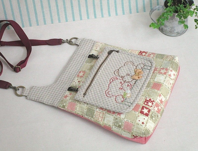 wonderland22 恋爱熊刺绣斜背包 - 侧背包/斜挎包 - 其他材质 