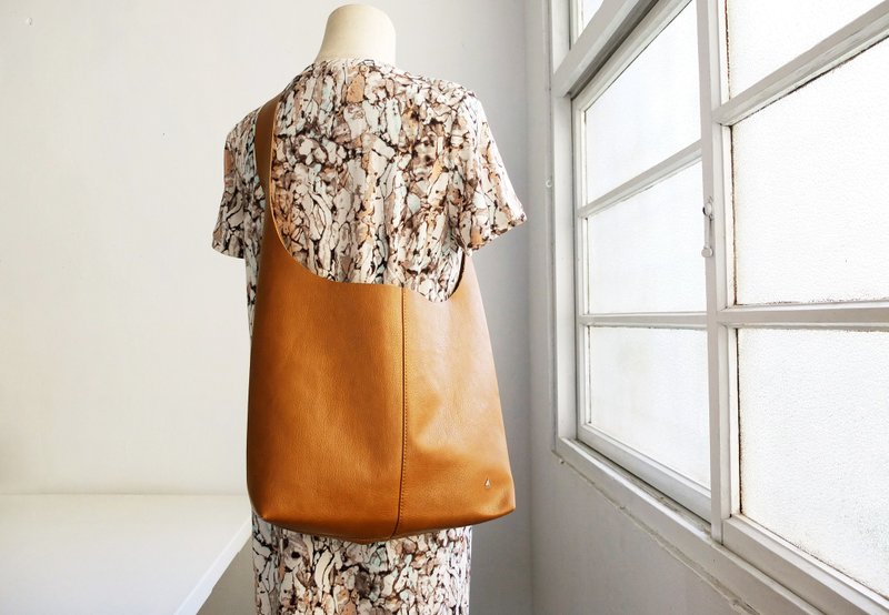 Coet One Sheet Shoulder Bag 单肩包/单车包-焦糖色 - 侧背包/斜挎包 - 其他材质 咖啡色