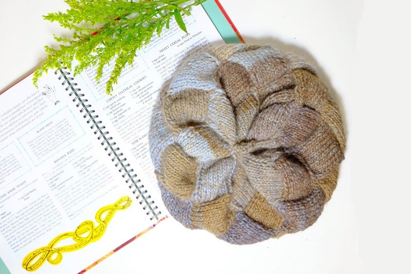 Araignee Design *手作毛帽-编织贝蕾帽* -窦加.歌剧院的休息室   男款、卡其色拼接浅灰蓝色 画家帽 - 帽子 - 其他材质 卡其色