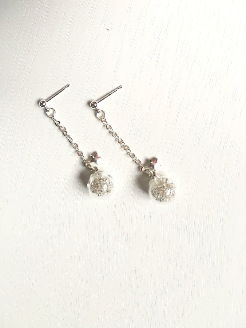 *Haku·Neko* 银河星尘 - 透明玻璃球闪烁小星星长耳环 - 耳环/耳夹 - 玻璃 白色