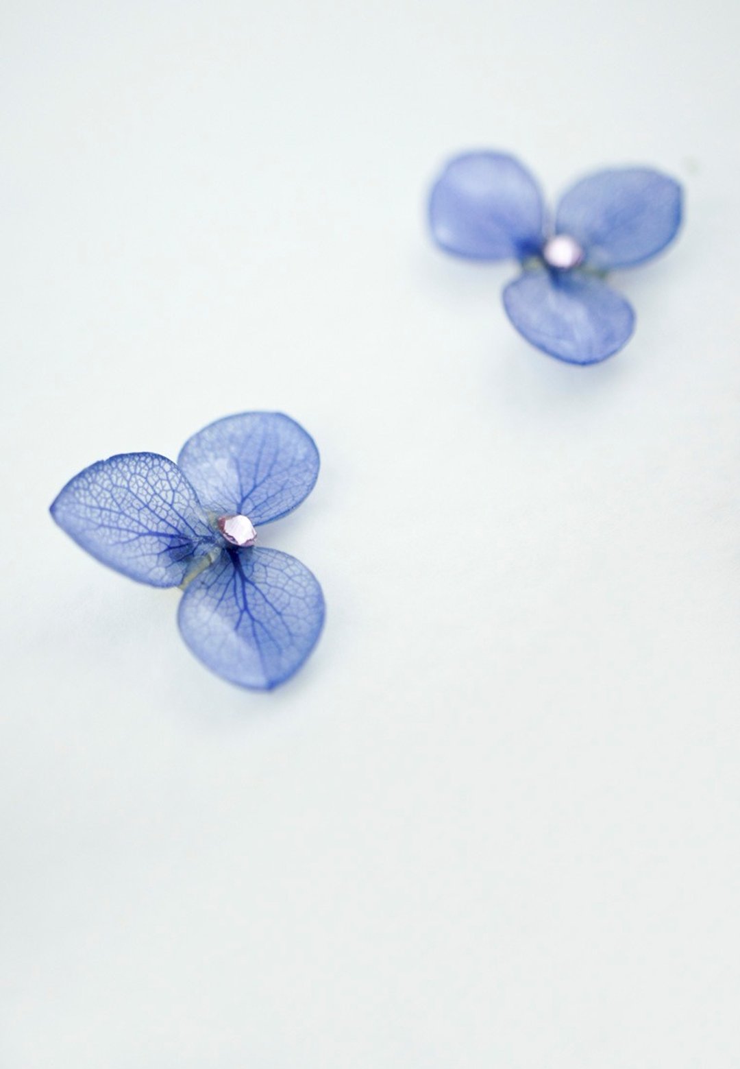 花园狂想曲 – 蓝色绣球花花材缀 Swarovski 水晶耳针款耳环 - 耳环/耳夹 - 宝石 蓝色