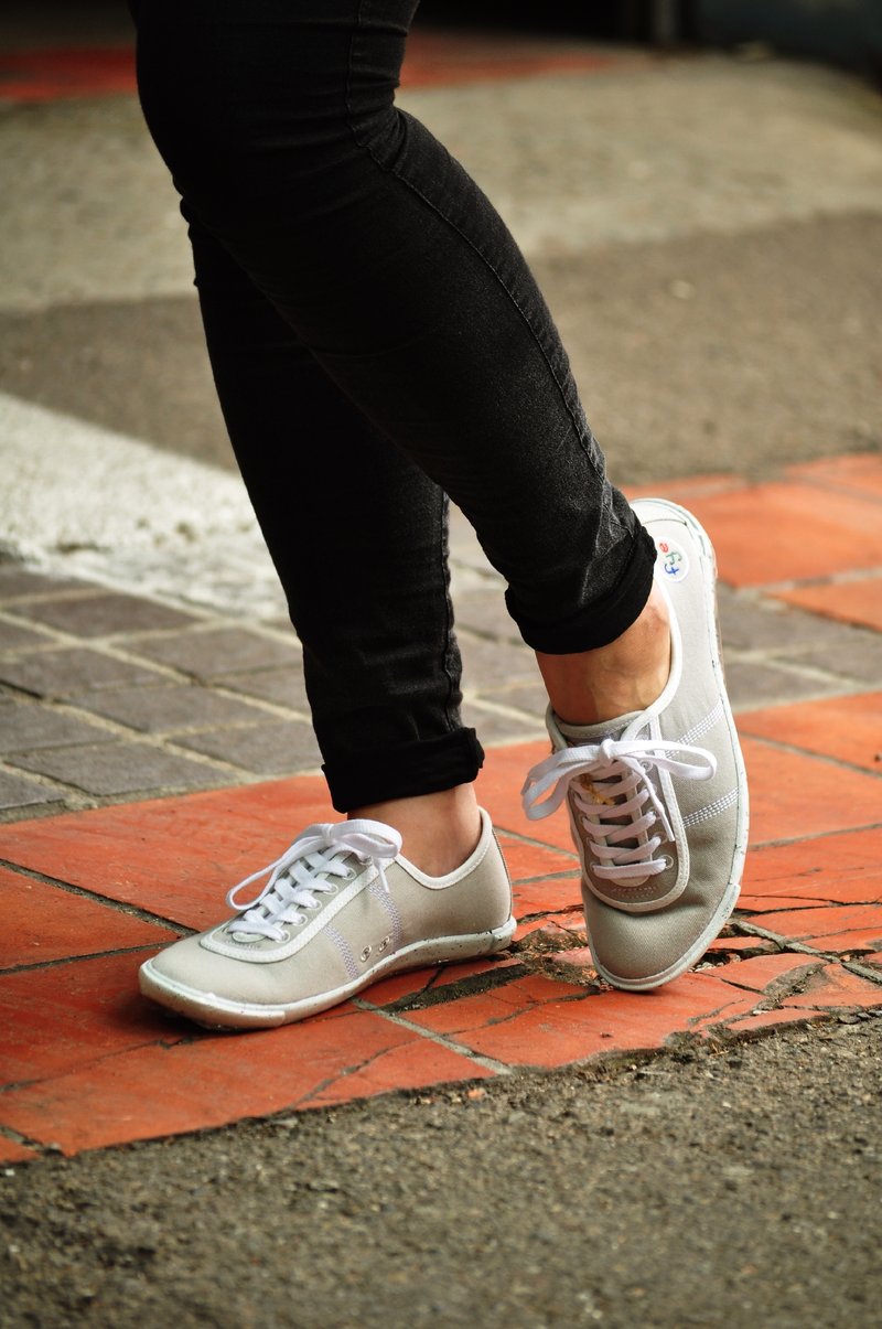 FYE法国环保鞋  浅灰色 台湾宝特瓶纤维(再回收概念,耐穿,不会分解)  女生款休闲鞋---轻松·阳光。 - 女款休闲鞋 - 其他材质 白色