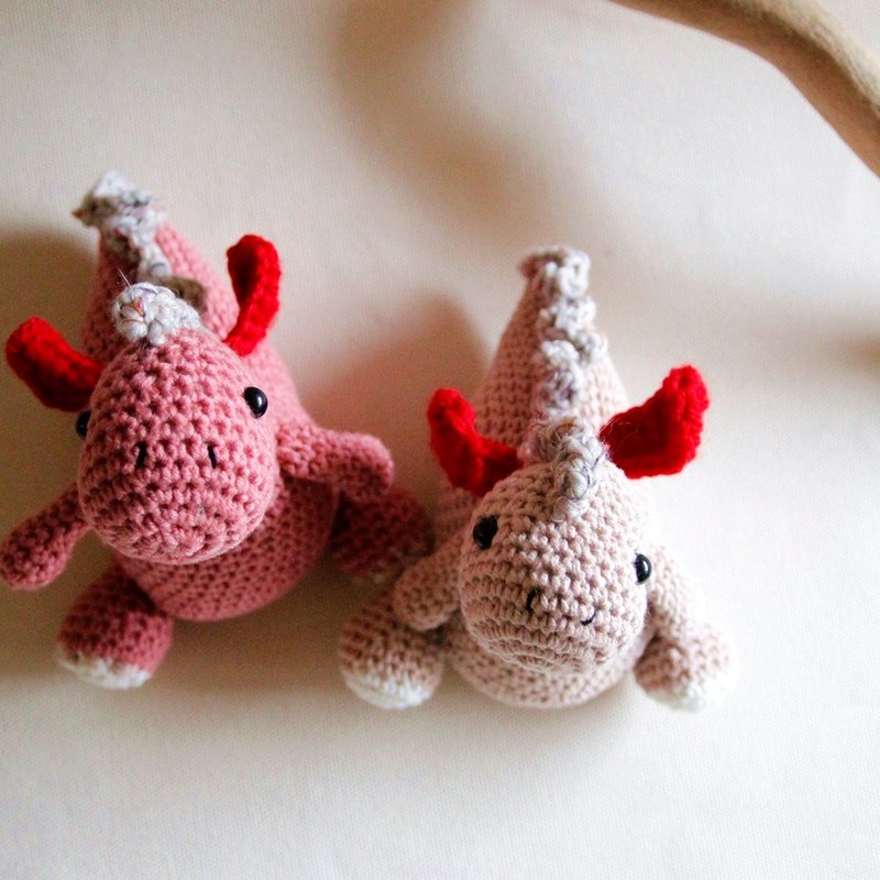 手钩玩偶 手作礼物 小恐龙 最佳玩伴 可爱小飞龙 - 玩偶/公仔 - 其他人造纤维 粉红色