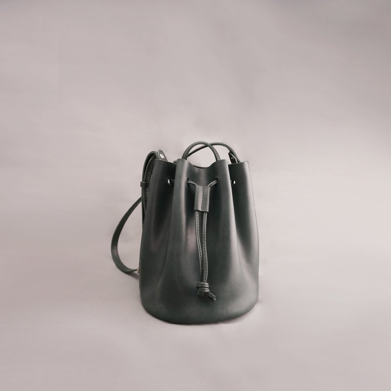 miniBert迷你伯特．侧背束口包．水桶包 ．深绿色．植鞣革 / 皮革 / RRENAE Leatherware - 侧背包/斜挎包 - 真皮 绿色